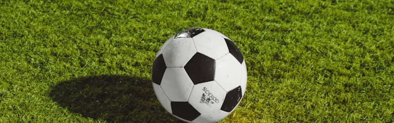 欧冠决赛精彩瞬间 - 球员争抢足球的激烈场面